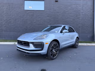 2025 Porsche Macan's photo