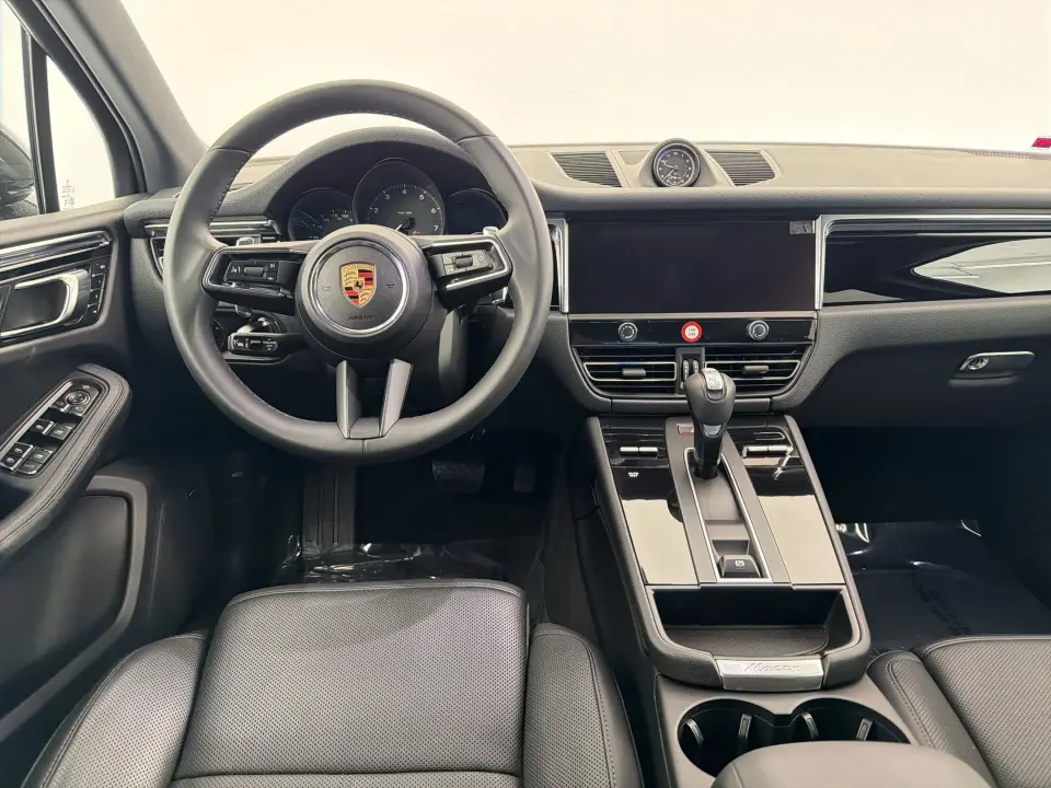 2025 Porsche Macan T - Photo 31