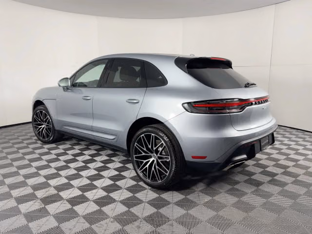 2026 Porsche Macan T - Photo 18