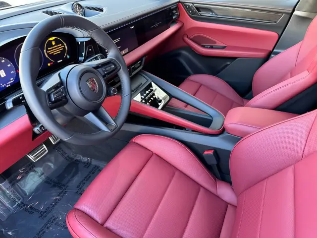 2025 Porsche Macan Turbo Electric - Photo 30
