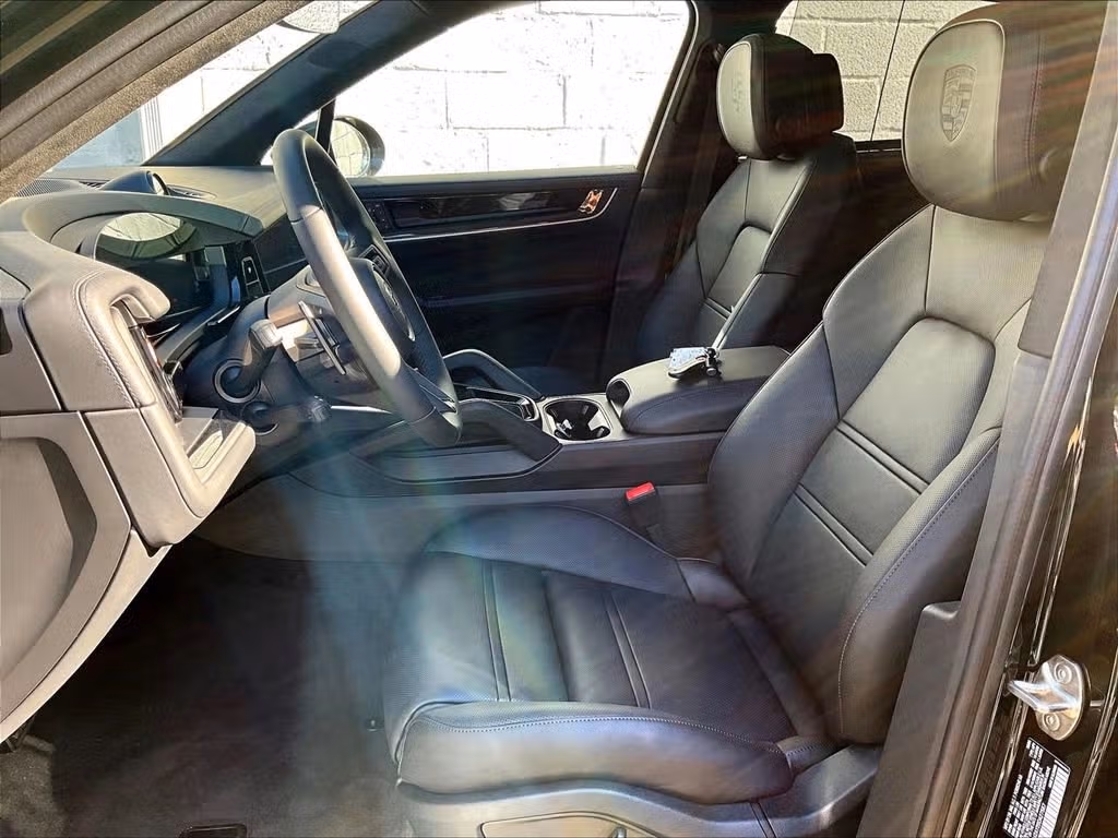 2025 Porsche Cayenne Turbo E-Hybrid - Photo 36