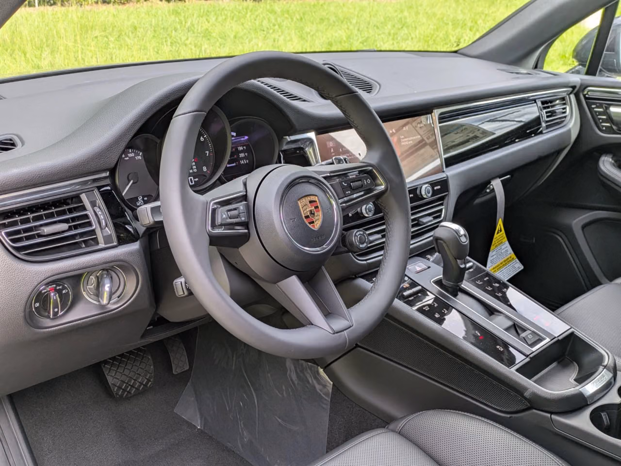 2026 Porsche Macan T - Photo 28