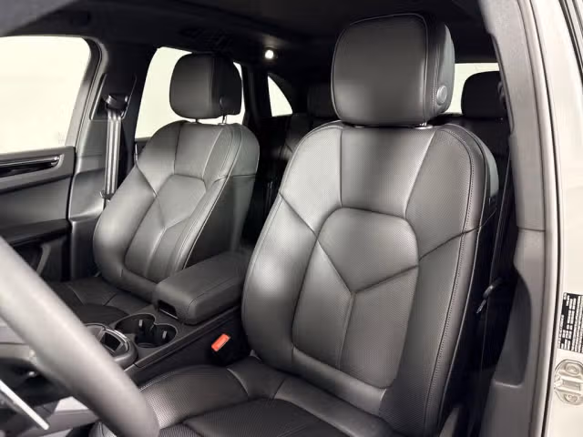 2025 Porsche Macan - Photo 34