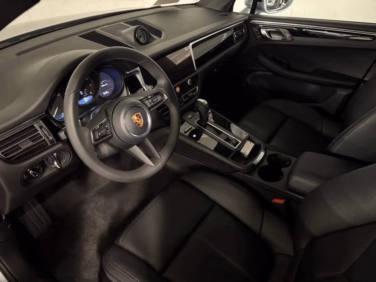 2026 Porsche Macan T - Photo 28