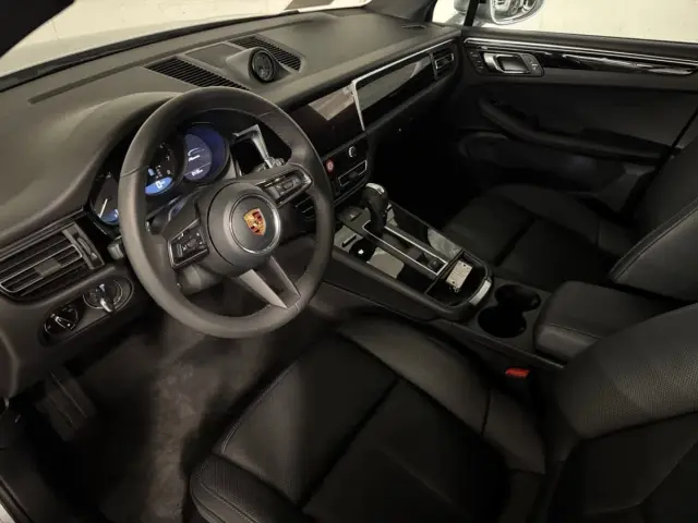 2026 Porsche Macan T - Photo 30
