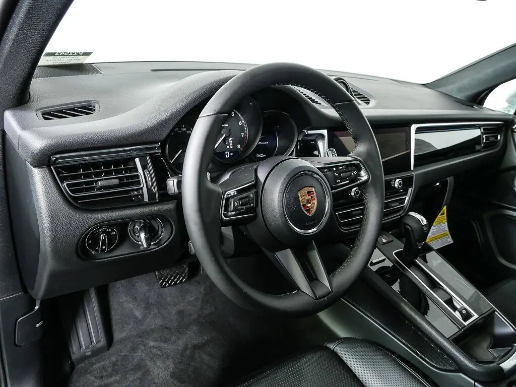 2026 Porsche Macan T - Photo 32