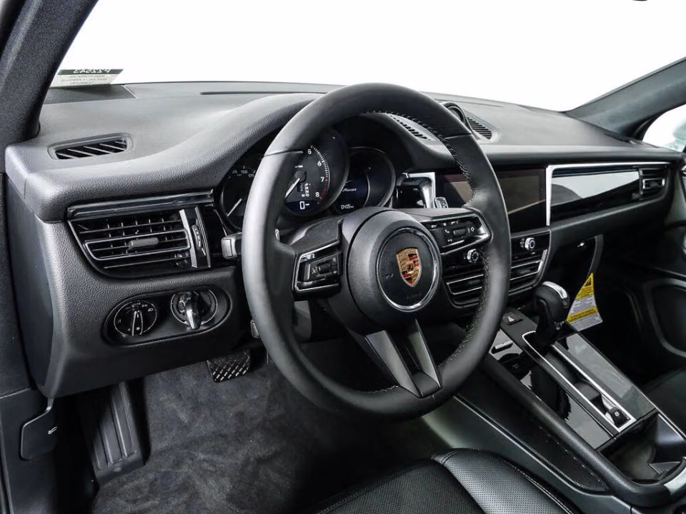 2026 Porsche Macan T - Photo 27