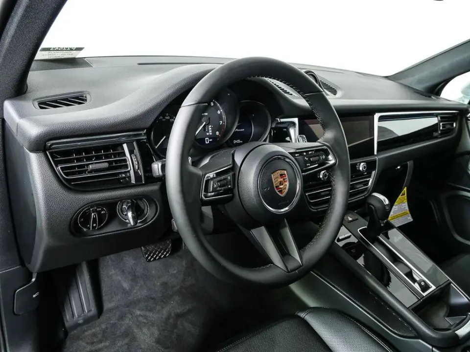 2026 Porsche Macan T - Photo 31