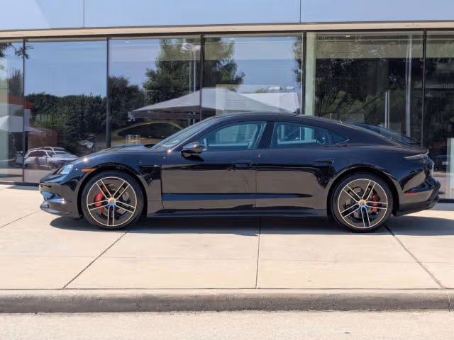 2025 Porsche Taycan GTS - Photo 10