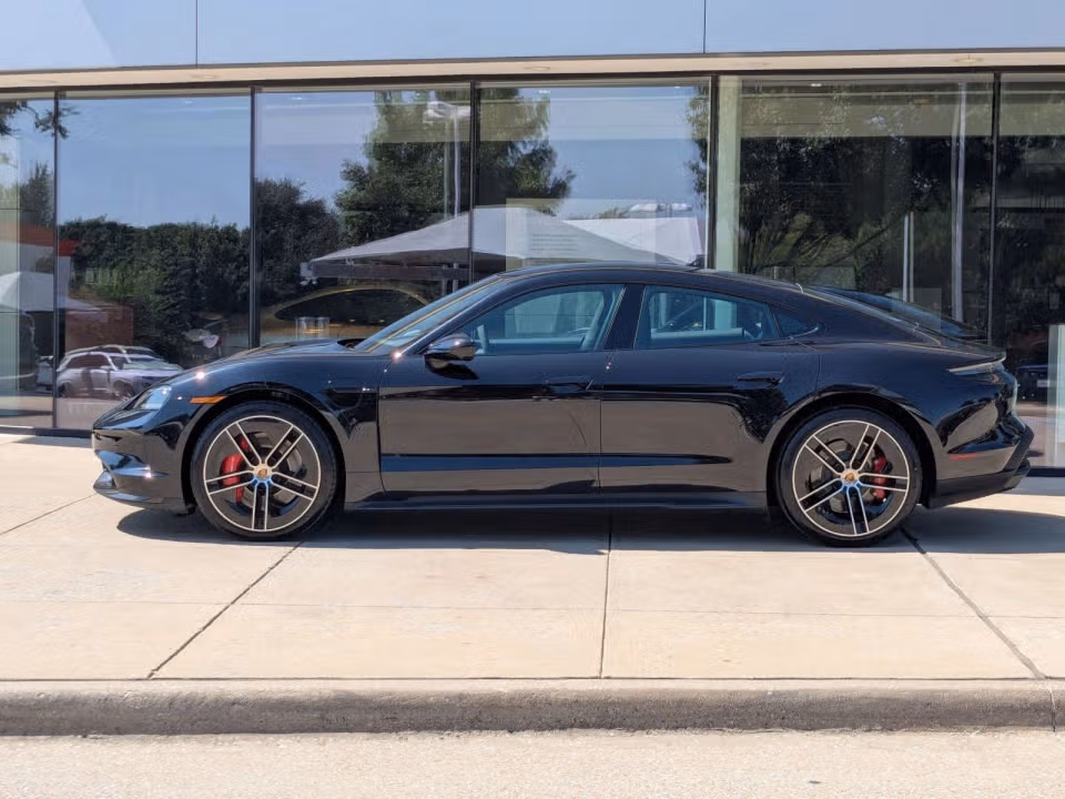 2025 Porsche Taycan GTS - Photo 11