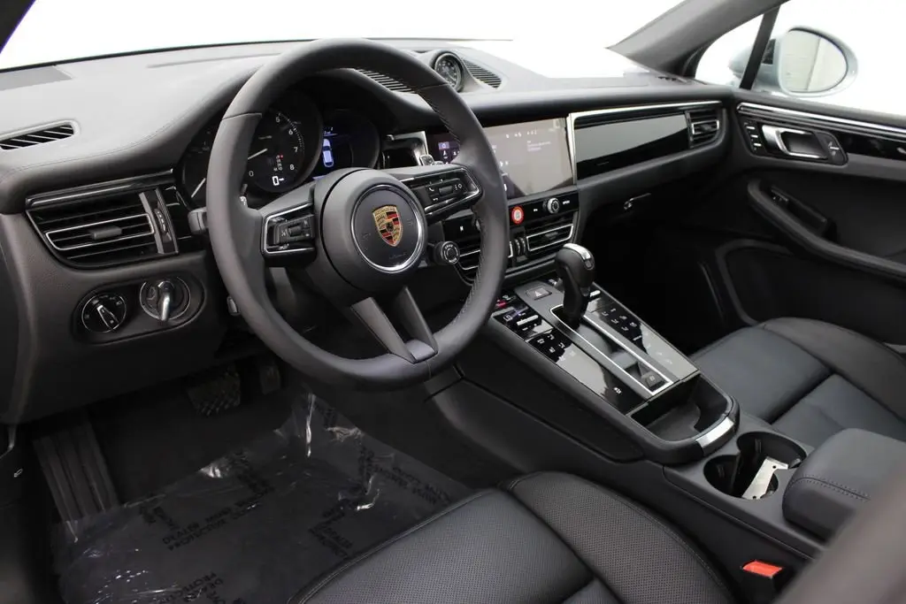 2026 Porsche Macan T - Photo 32