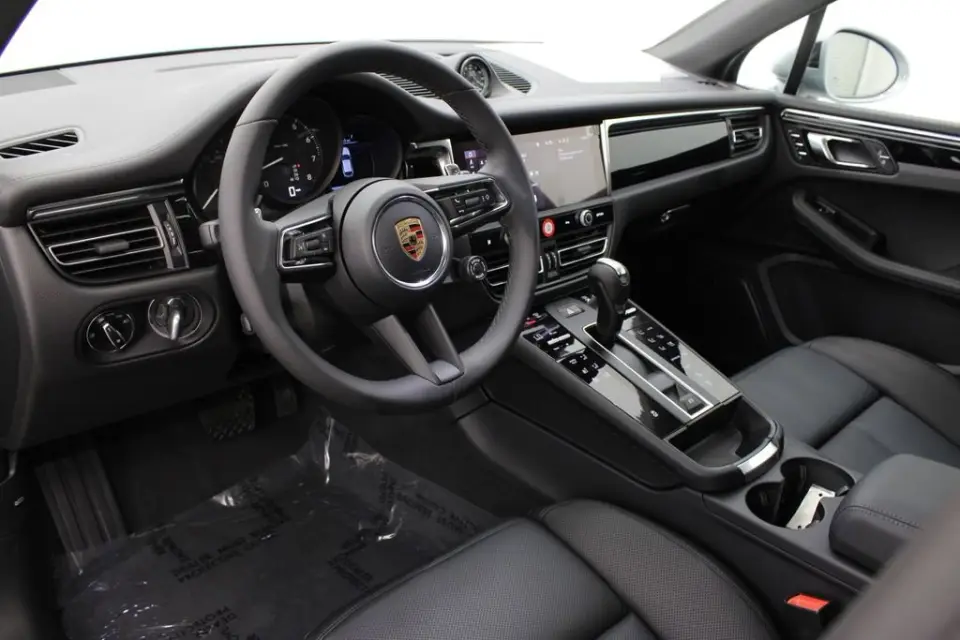 2026 Porsche Macan T - Photo 31