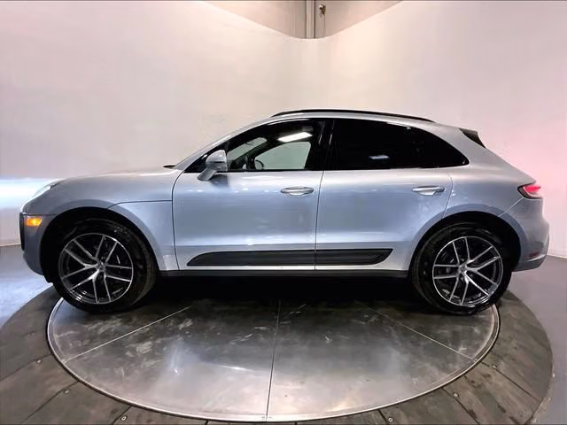 2025 Porsche Macan T - Photo 11