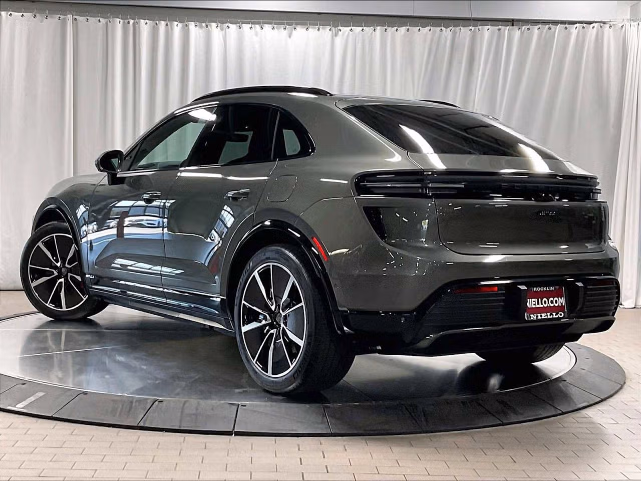 2025 Porsche Macan Turbo Electric - Photo 20