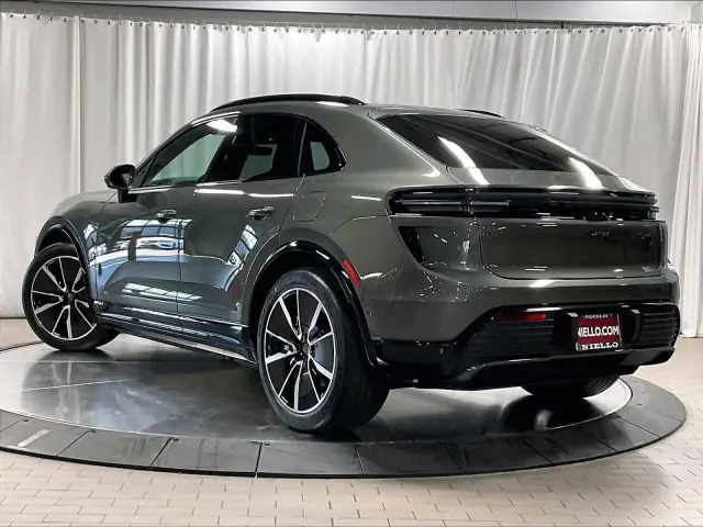 2025 Porsche Macan Turbo Electric - Photo 22