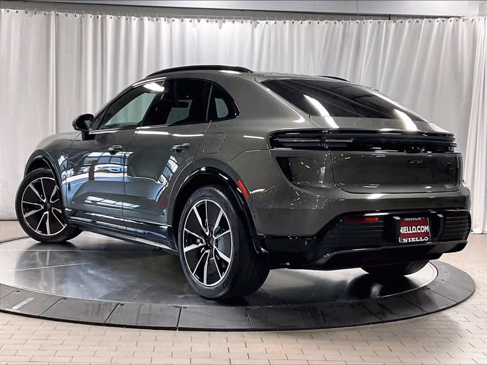 2025 Porsche Macan Turbo Electric - Photo 19