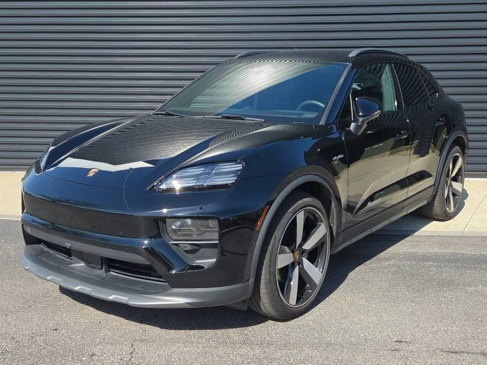 2025 Porsche Macan Base