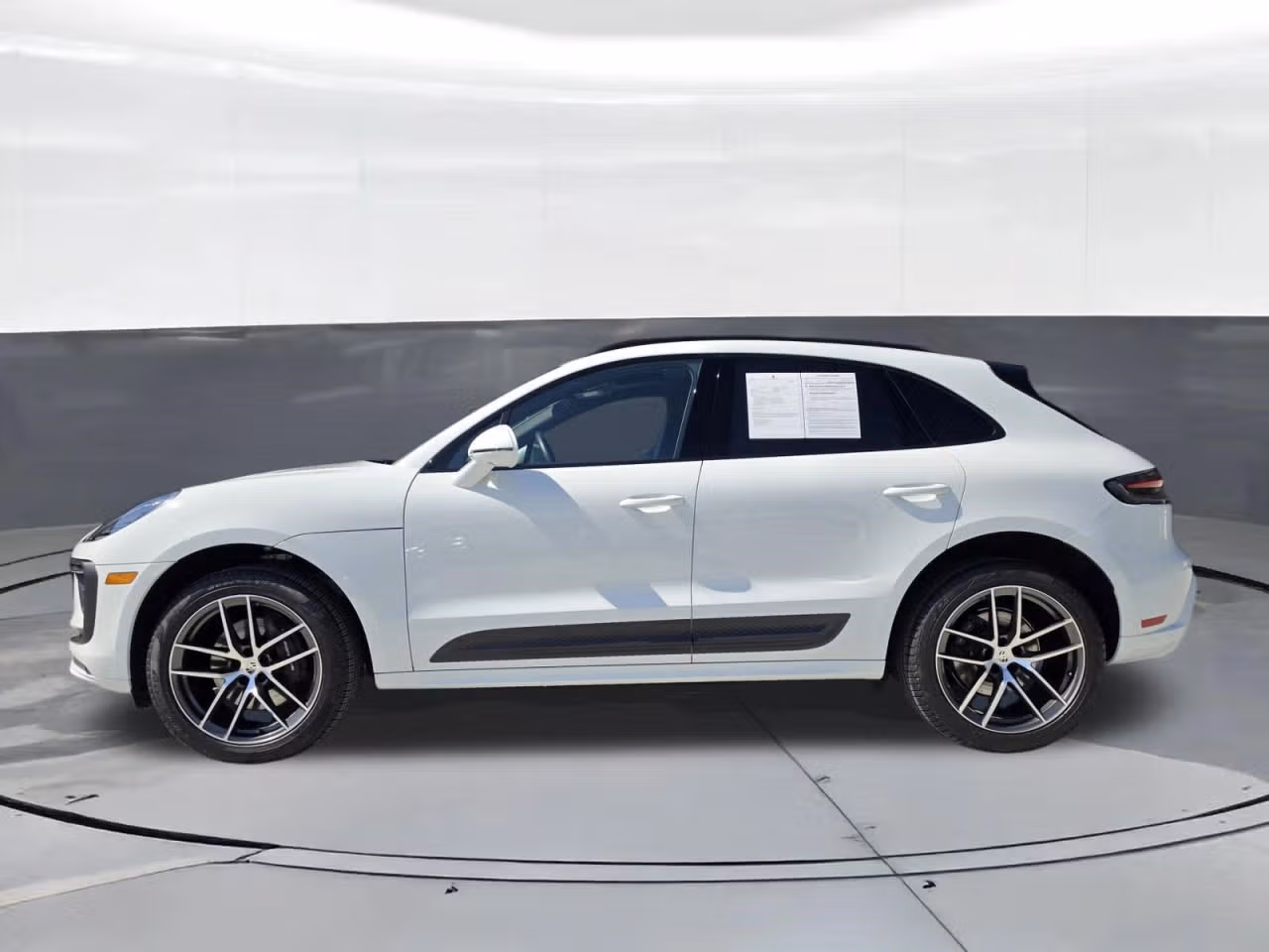 2025 Porsche Macan T - Photo 12