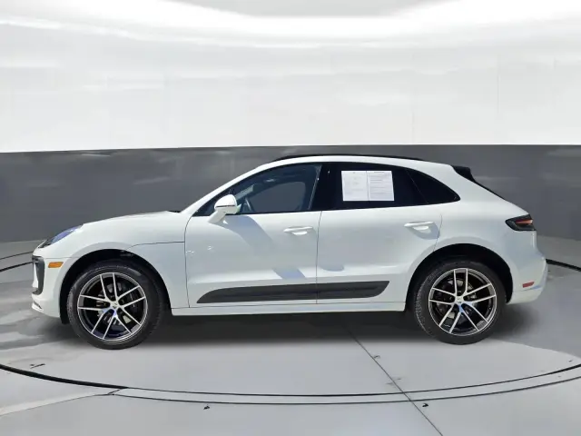 2025 Porsche Macan T - Photo 14