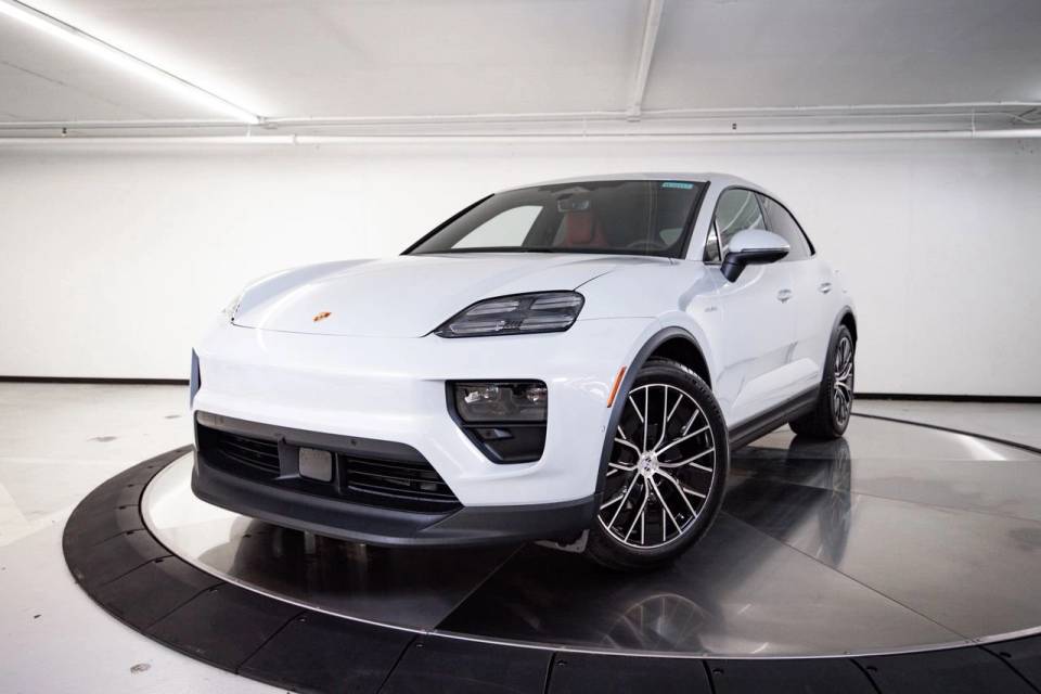 2026 Porsche Macan Base