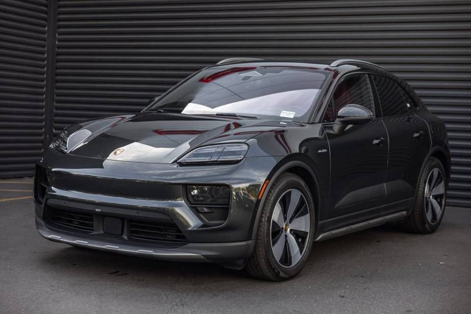 2025 Porsche Macan Base
