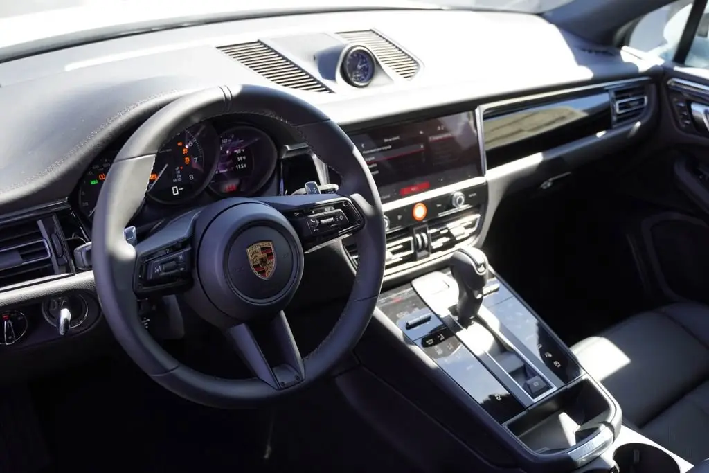 2026 Porsche Macan - Photo 32