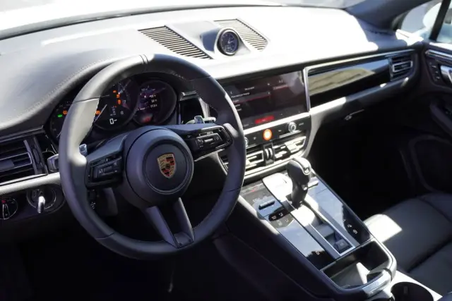 2026 Porsche Macan - Photo 30