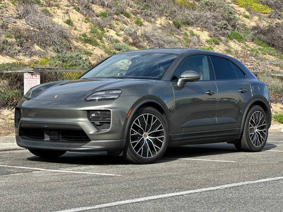 2025 Porsche Macan Base