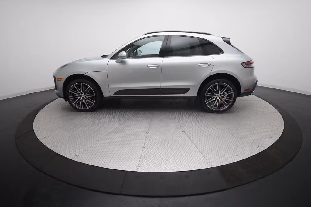 2026 Porsche Macan T - Photo 12