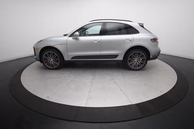 2026 Porsche Macan T - Photo 10