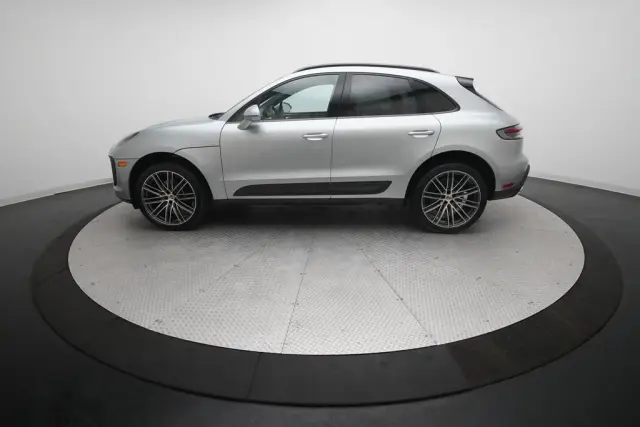 2026 Porsche Macan T - Photo 14
