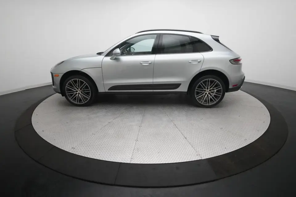 2026 Porsche Macan T - Photo 15