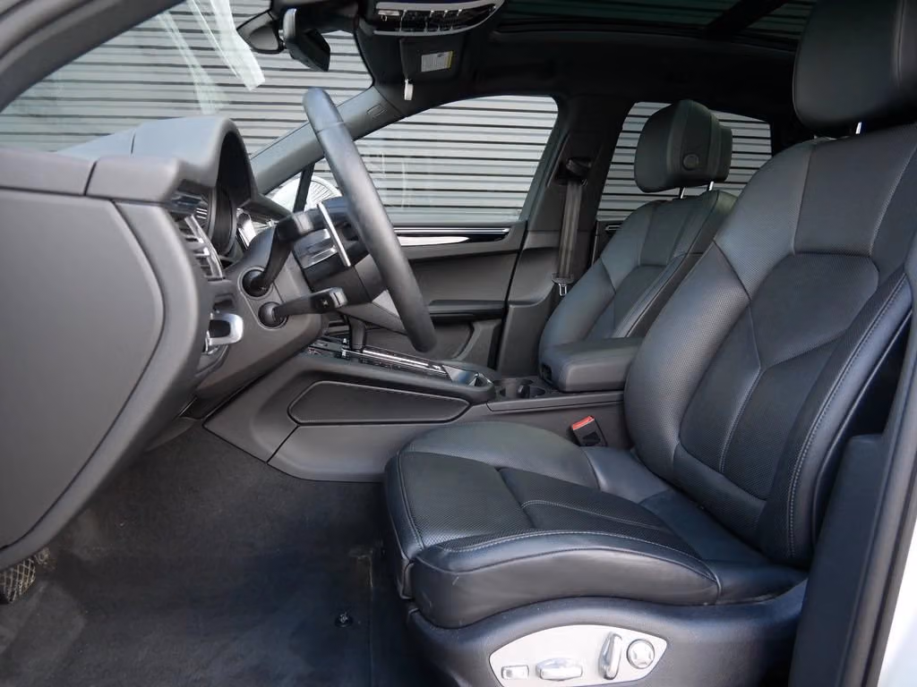 2025 Porsche Macan T - Photo 28