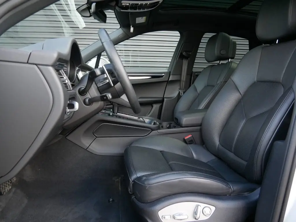 2025 Porsche Macan T - Photo 32