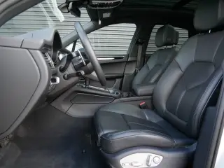 2025 Porsche Macan T - Photo 29