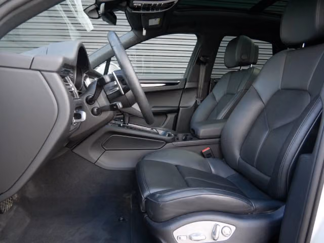 2025 Porsche Macan T - Photo 26