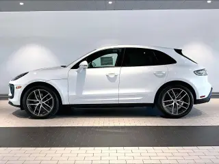 2026 Porsche Macan - Photo 13