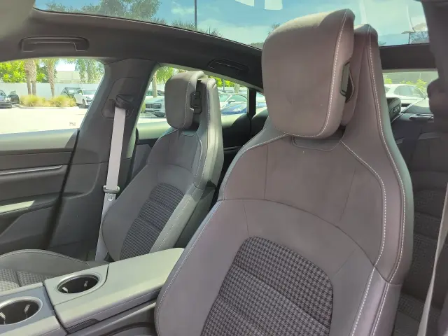 2025 Porsche Taycan 38