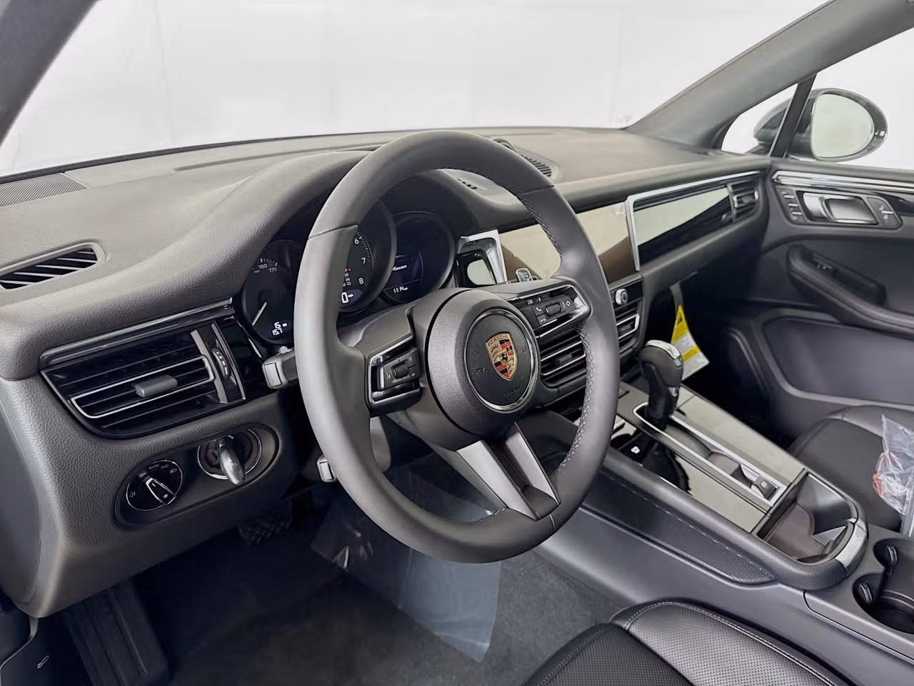 2025 Porsche Macan - Photo 28