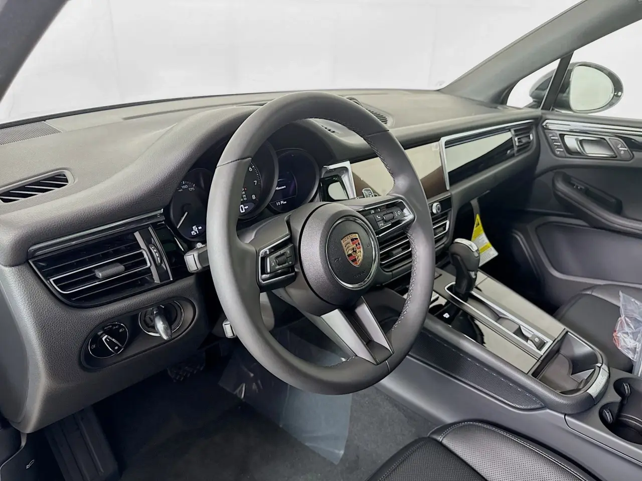 2025 Porsche Macan - Photo 32