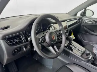 2025 Porsche Macan - Photo 29