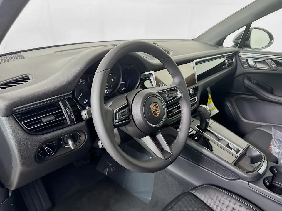 2025 Porsche Macan - Photo 31