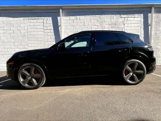 2025 Porsche Cayenne Turbo E-Hybrid - Photo 13
