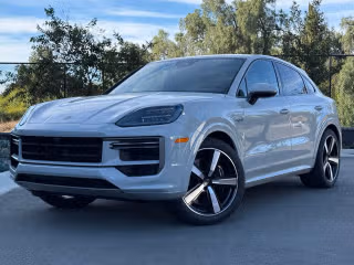 2026 Porsche Cayenne Turbo E-Hybrid's photo