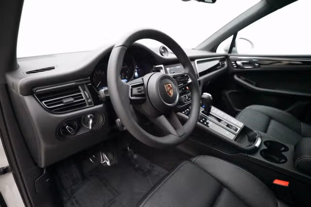 2026 Porsche Macan T - Photo 26