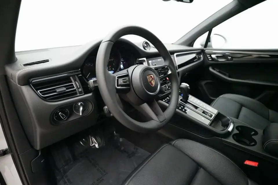 2026 Porsche Macan T - Photo 31