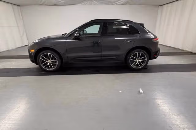 2026 Porsche Macan T - Photo 10