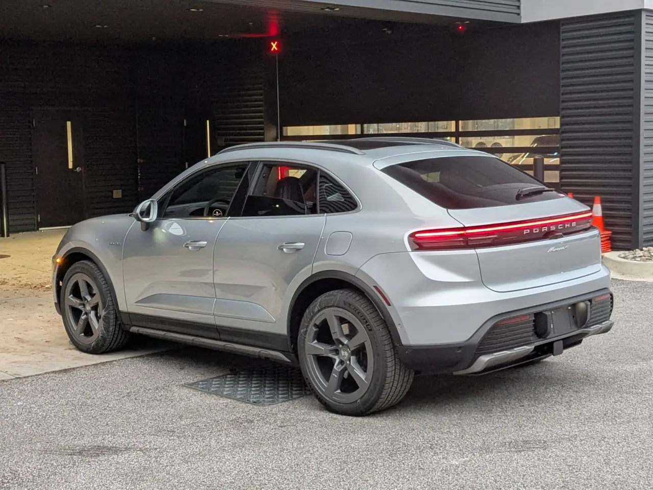 2025 Porsche Macan Base - Photo 24
