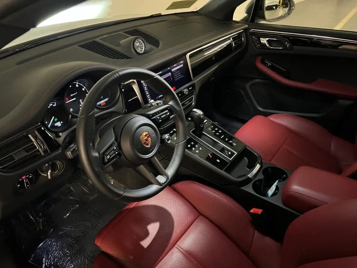 2026 Porsche Macan T - Photo 32