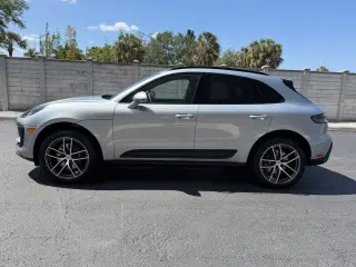 2026 Porsche Macan T - Photo 13